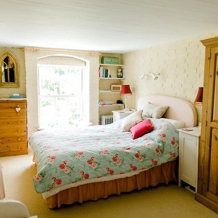 Cosy Cottage Ground Floor Bedroom Ensuite With Private Entrance Chichester Exterior photo